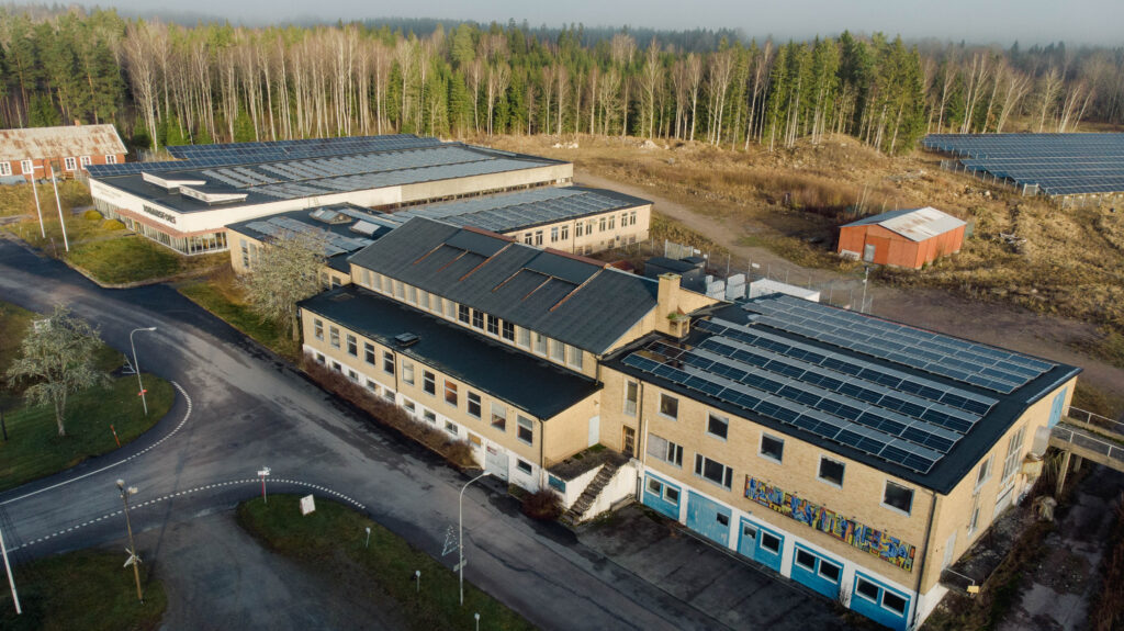 Johansfors Glasbruk med anor från 1890-talet. Hyresintäkt cirka 158.000kr/år i 18 år, index beräkning.