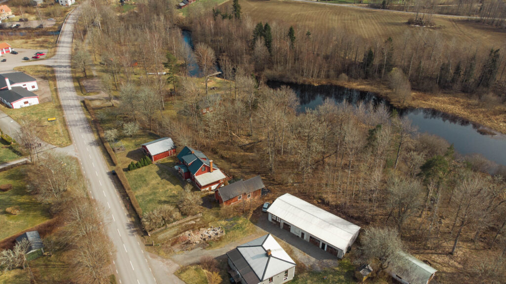 Prisvärd villa säljes med samtliga inventarier, möbler, verktyg, canadensare, mm