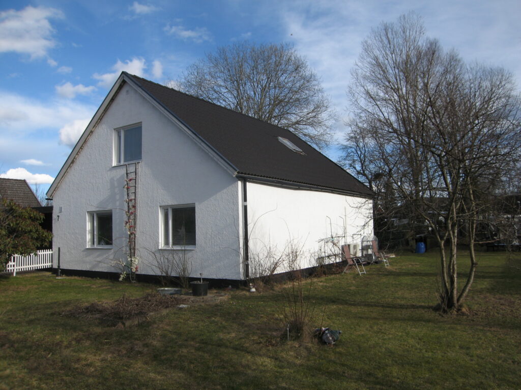 Stor 1 1/2 -plans villa med 4 sovrum. Plan lättskött trädgårds tomt.