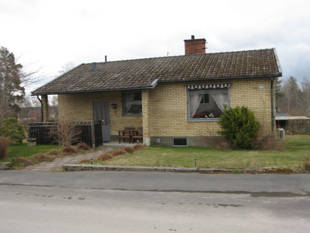 1-plans villa med hel källare på stor hörntomt