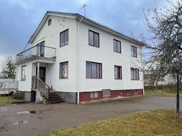 Stor villa i tre plan under pågående renovering. Nyrenoverat kök och nya badrum.