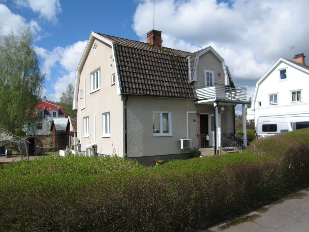 Välskött mindre 1 1/2 plans villa på stor hörntomt. kakelugnar, vedspis, Bastu tunna, ute kök.